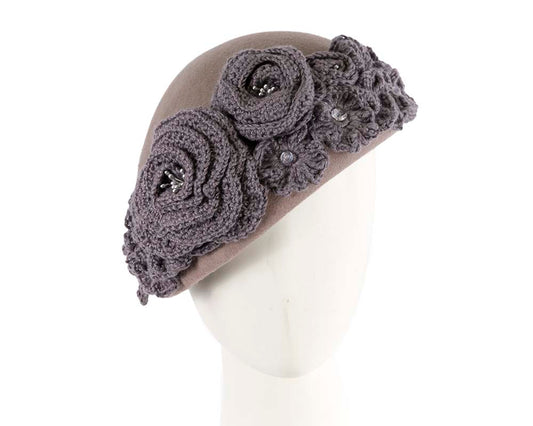 Grey felt beret with crocheted trim CU439-0
