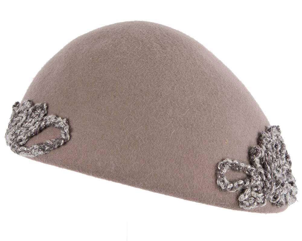 Grey felt beret with crocheted trim CU449