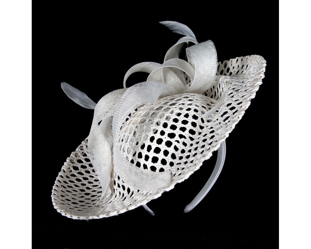 Max Alexander white plate fascinator