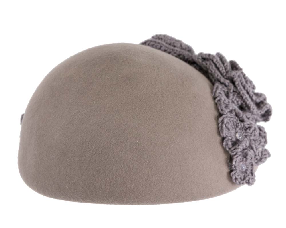 Grey felt beret with crocheted trim CU439-5