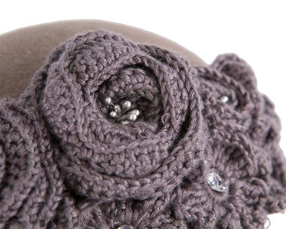 Grey felt beret with crocheted trim CU439-4