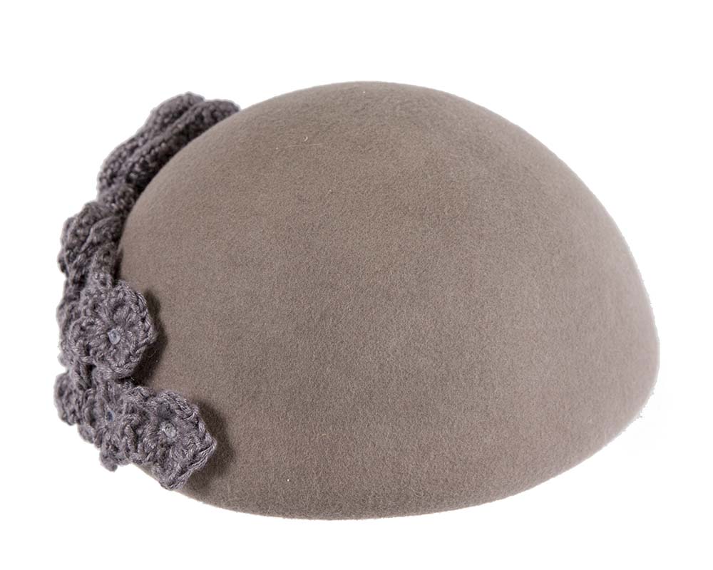 Grey felt beret with crocheted trim CU439-2