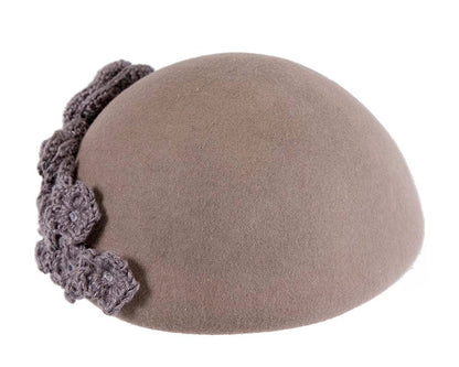 Grey felt beret with crocheted trim CU439-2
