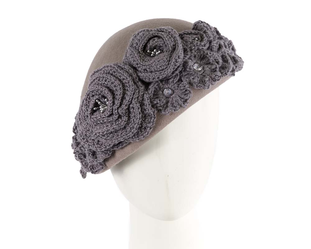 Grey felt beret with crocheted trim CU439-0