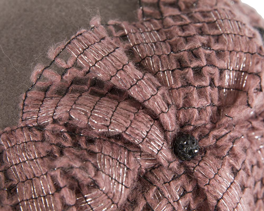 Grey felt beret with crocheted trim CU440-4