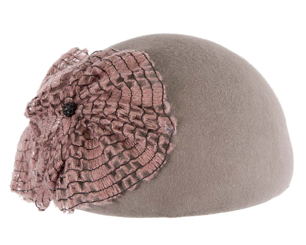 Grey felt beret with crocheted trim CU440-2
