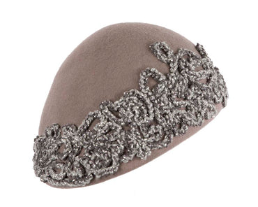 Grey felt beret with crocheted trim CU449