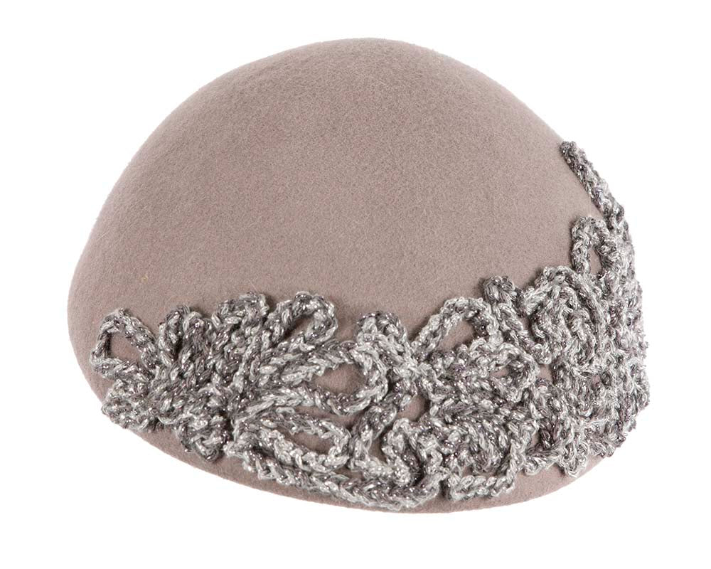 Grey felt beret with crocheted trim CU449