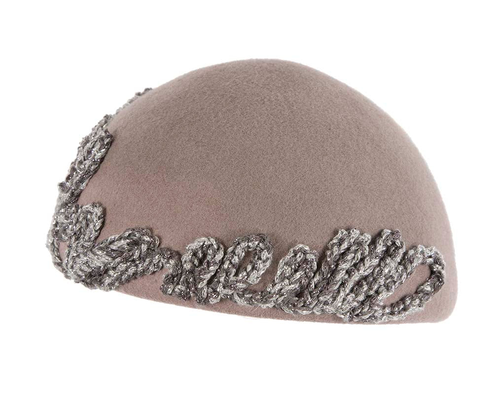 Grey felt beret with crocheted trim CU449