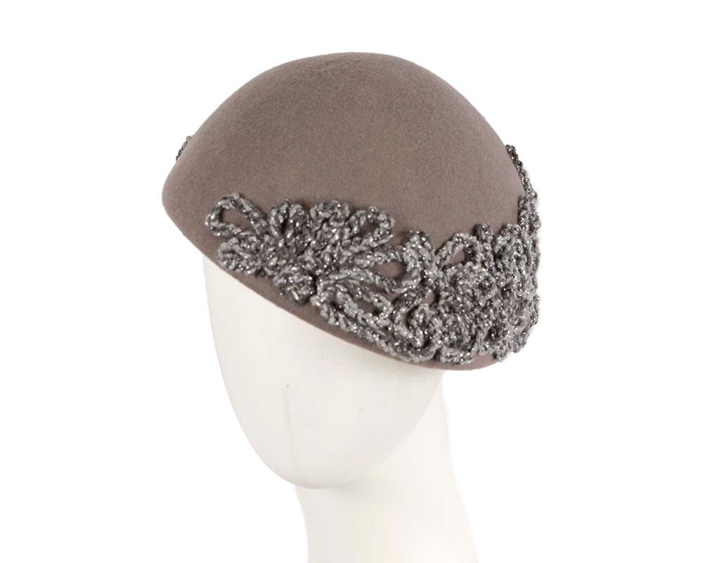Grey felt beret with crocheted trim CU449