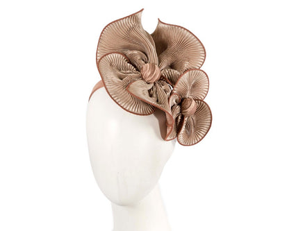 Nude & coffee racing fascinator by Max Alexander-0
